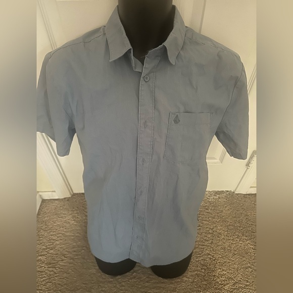 Men’s pre own as is Volcom button shirt sleeve shirt size M medium pocket logo - Picture 1 of 4